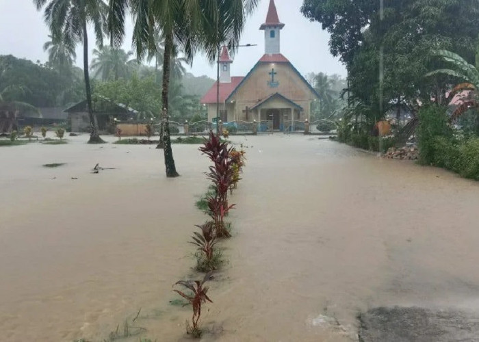 Respon Kilat Bupati Mentawai, Warga Terdampak Banjir Dapat Makanan dari Posko Darurat