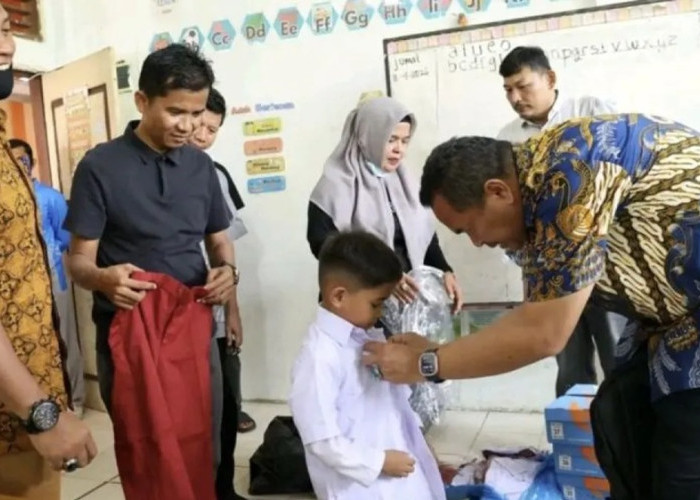 Pemkot Pariaman Bagikan Seragam Sekolah Gratis untuk 1.300 Siswa Kelas I SD