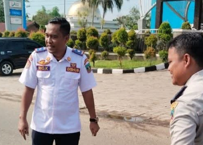 Cegah Kecelakaan, Dishub Dharmasraya Tambal Lubang di Jalan Padat Kendaraan
