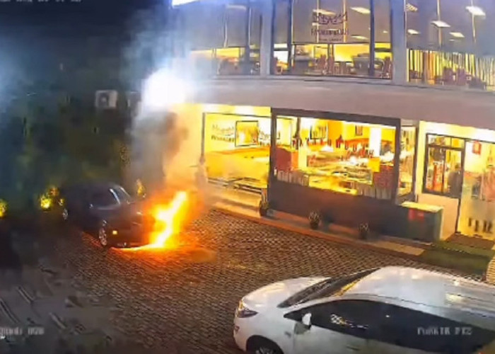 BMW e36 Meledak di Padang Payakumbuah Bogor, Aksi Heroik Sekuriti Tuai Pujian