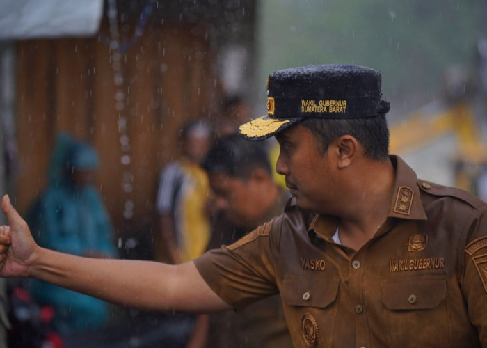 Cuaca Tak Menentu, Vasko Ruseimy Sampaikan Terima Kasih Atas Kegigihan Relawan di Lokasi Bencana Sumbar