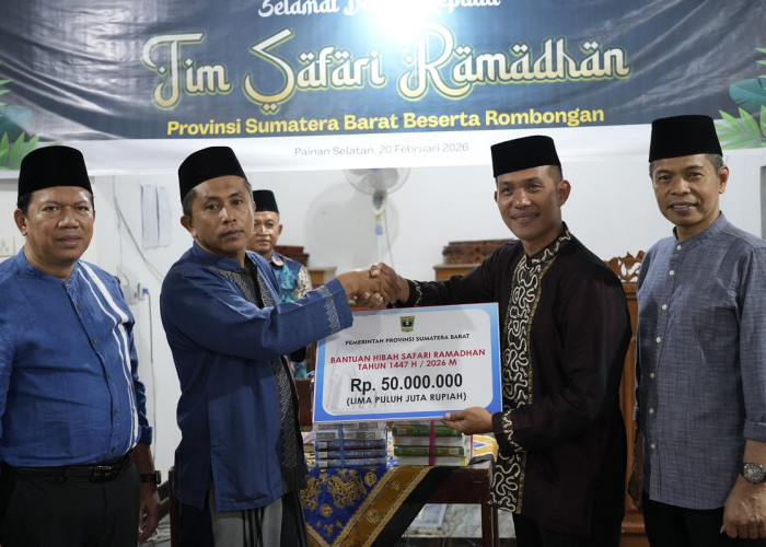 Dukung Sarana Ibadah, Tim VII Safari Ramadhan Sumbar Salurkan Bantuan di Kampung Sungai Nipah