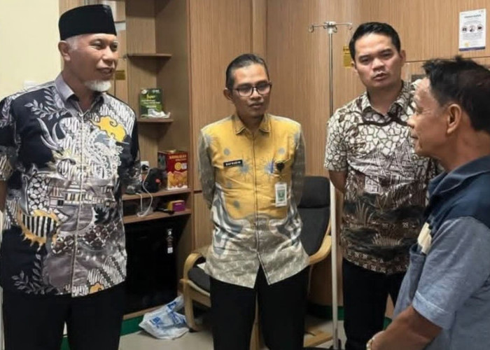 Mahyeldi Jenguk Ketua MUI Sumbar Korban Kebakaran KMP Batumandi di Cilegon