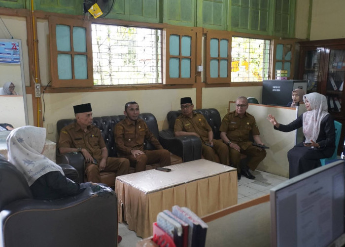 Di Tengah Pelaksanaan TKA, Wawako Padang Panjang Titip Pesan Pembentukan Karakter Siswa kepada Guru