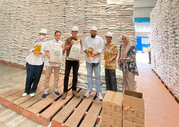 Pemkab Pessel Pastikan Kualitas Bantuan Pangan, Beras dan Minyak Goreng Diuji di Gudang Bulog Sago