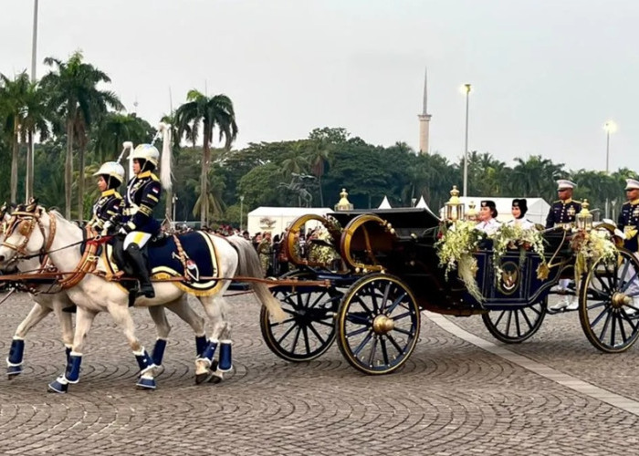 Momen Antusiasme Warga Saksikan Kirab Pengembalian Bendera Pusaka di Monas
