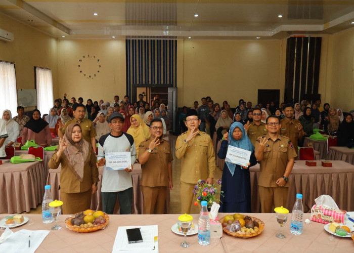 Tekan Backlog Perumahan, Wako Zulmaeta Serahkan Bantuan Bedah Rumah bagi Warga Payakumbuh