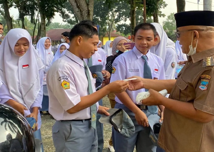 Pemkab Pasaman Barat Bagikan Masker kepada Pelajar dan Pengguna Jalan