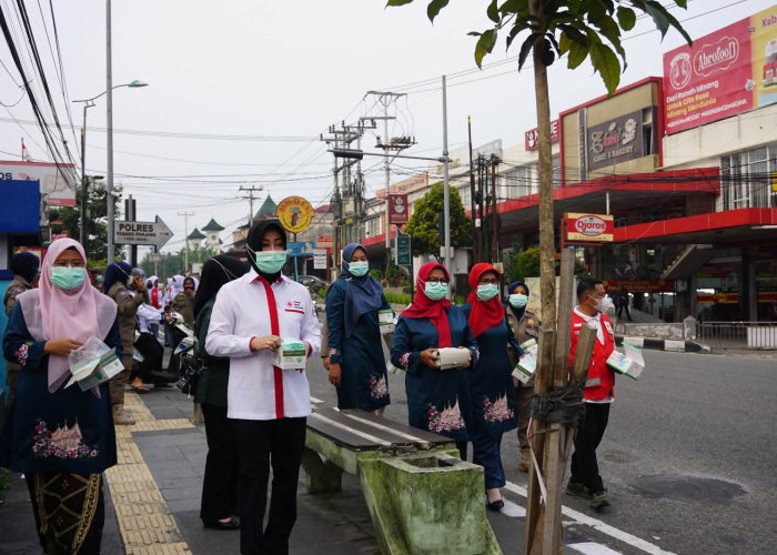 Kondisi Udara Memburuk, Ny Maria Feronika Imbau Warga Padang Panjang Gunakan Masker di Luar Rumah