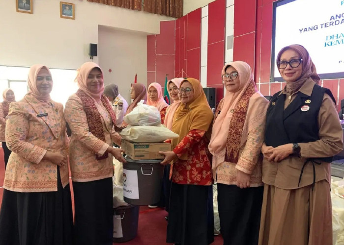 Wujud Kepedulian, DWP Kemendagri Salurkan Bantuan untuk Keluarga ASN Korban Banjir Padang