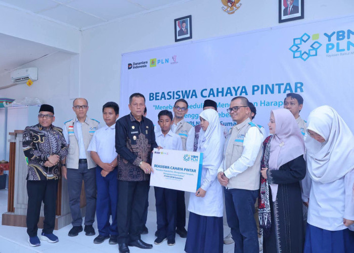 88 Siswa Berprestasi di Payakumbuh Terima Beasiswa Cahaya Pintar dari YBM PLN
