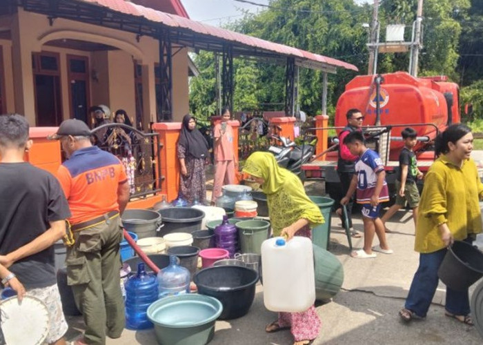 Banjir Padang Sisakan Kerusakan, BPBD Salurkan 9.000 Liter Air Bersih untuk Warga