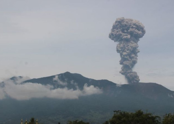Gunung Marapi Kembali Erupsi, Abu Vulkanik Mengarah ke Padang Panjang dan Tanah Datar