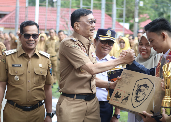 Bupati Hendrajoni Dorong Nagari Fasilitasi Pendidikan Anak Pintar dari Keluarga Miskin di Pesisir Selatan 