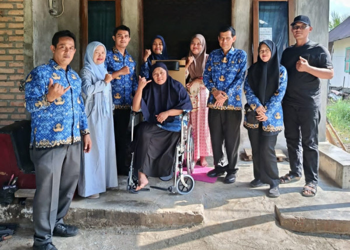 Wujud Nyata Kepedulian, Pemkot Padang Serahkan Bantuan Kursi Roda bagi Warga Koto Pulai
