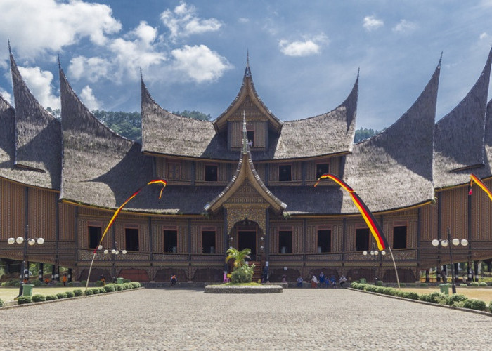 Lampaui Target! 59 Ribu Wisatawan Padati Istana Basa Pagaruyung di Libur Lebaran 2026