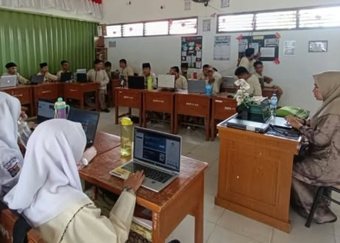 Ruang Kelas Digital Hadir di SMPN 17 Padang, Pembelajaran Terintegrasi Teknologi dan AI
