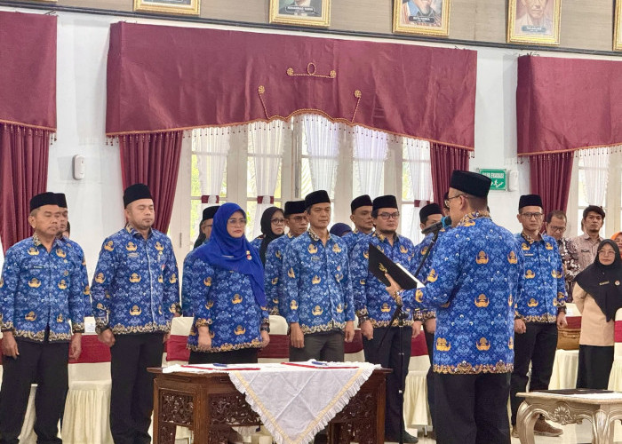 Lantik 33 Pejabat, Sekda Sumbar Tekankan Pentingnya Kompetensi dan Etika Birokrasi