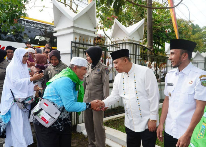 77 Jemaah Haji Padang Panjang Tiba di Kampung Halaman, Disambut Haru Keluarga dan Pemerintah Daerah