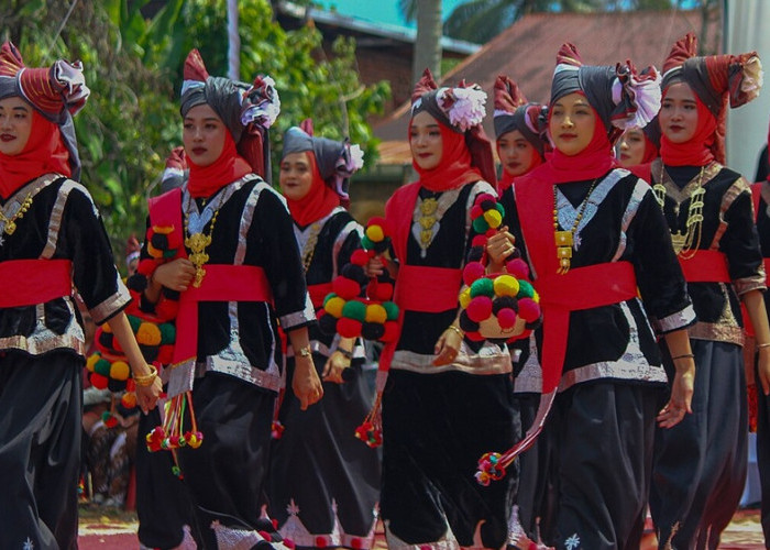 Mengenal Baju Milik Padang Magek, Pakaian Adat Perempuan Tanah Datar yang Penuh Filosofi