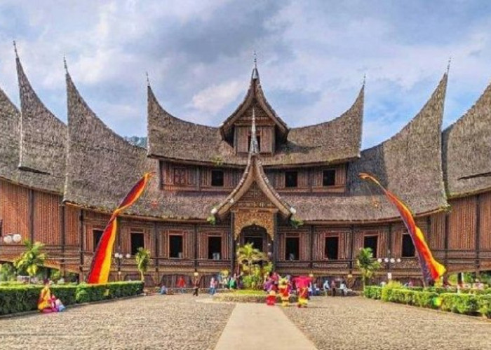 Istano Basa Pagaruyung: Simbol Kejayaan Minangkabau yang Menawan
