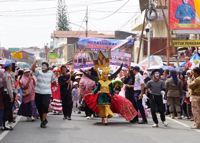 Semarak Pawai Alegoris HUT ke-81 RI: Pusat Kota Padang Panjang Disulap Jadi Panggung Kreativitas Warga