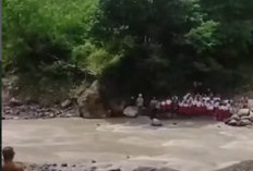 Penuh Kehangatan, Siswa SDN Oelbaf Sambut Kedatangan Pejabat Dinas Pendidikan di Jalur Sungai