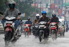 Waspada! Intensitas Hujan Meningkat, Polisi Catat Lonjakan Risiko Kecelakaan Akibat Jalan Licin