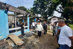 Wakil Wali Kota Padang Serahkan Bantuan Korban Kebakaran di Jalan Pulai