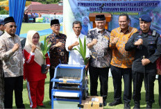Mendes Yandri Serahkan Bantuan Tani hingga Peletakan Batu Pertama Pesantren dan Masjid Al Azis