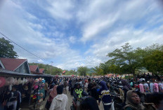 Pengunjung Pantai Carocok Membludak, Target PAD Optimis Tercapai