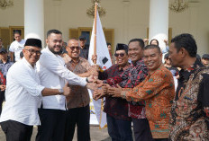 Lepas Kontingen Pesparawi Sumbar, Sekdaprov dan Wali Kota Padang Bakar Semangat Atlet Seni