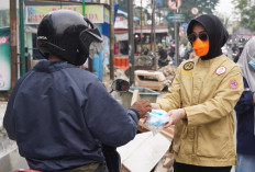 Upaya Cegah Dampak Karhutla, Pramuka Padang Panjang Bagikan Masker untuk Masyarakat