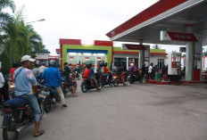  BBM Nasional Cuma Tahan 20 Hari? Warga Banda Aceh Serbu SPBU, Antrean Mengular Sampai Ratusan Meter!
