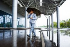 7 Barang Penyelamat Saat Hujan Tiba-tiba Datang Anak Kantoran Wajib Tahu!