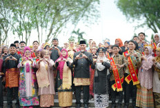 Peringatan Harganas ke-33: Gubernur Sumbar Ingatkan Bahaya Fenomena 'Fatherless' di Era Digital