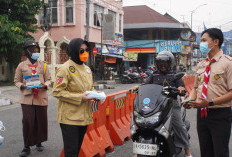 Pramuka Padang Panjang Bagikan Masker, Bantu Lindungi Warga dari Kabut Asap
