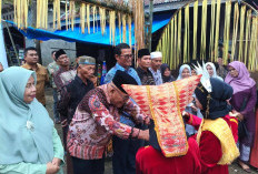 Hadiri Tradisi Babimba, Bupati Pasbar Ajak Masyarakat Lestarikan Adat dan Perkuat Kebersamaan