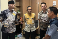 Mahyeldi Jenguk Ketua MUI Sumbar Korban Kebakaran KMP Batumandi di Cilegon