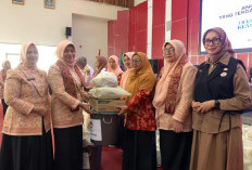 Wujud Kepedulian, DWP Kemendagri Salurkan Bantuan untuk Keluarga ASN Korban Banjir Padang