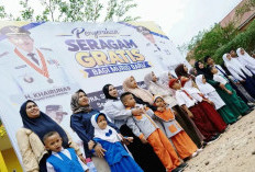 Seragam Gratis Jadi Bukti Kehadiran Pemerintah, Yulian Efi Ajak Masyarakat Bersinergi Bangun Solok Selatan