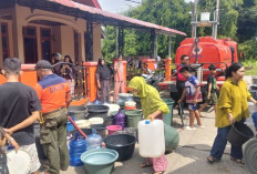 Banjir Padang Sisakan Kerusakan, BPBD Salurkan 9.000 Liter Air Bersih untuk Warga