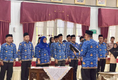 Lantik 33 Pejabat, Sekda Sumbar Tekankan Pentingnya Kompetensi dan Etika Birokrasi